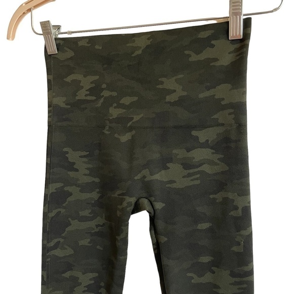 Spanx Cropped Seamless Camo Leggings, Size M - Picture 2 of 5